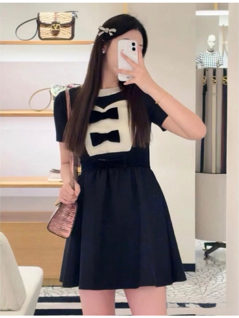 Valentino Early Spring 2025 French Style Contrast Mini Dress – Timeless Elegance with a Playful Twist