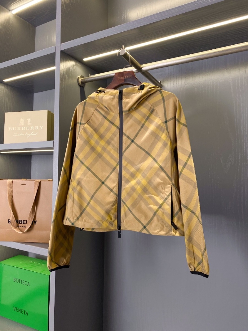 Burberry Vintage Check Hooded Jacket. Camel Vintage Check