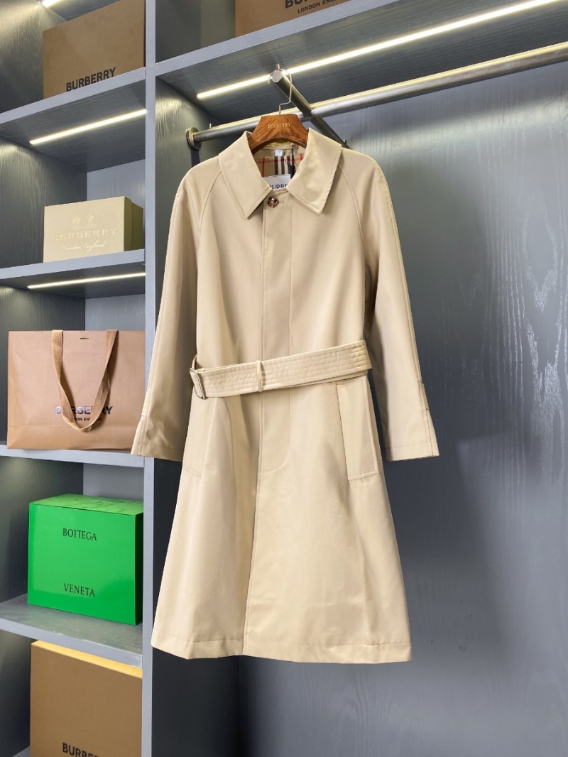 Burberry Long Gabardine Lightweight Trench Coat. Classic Beige