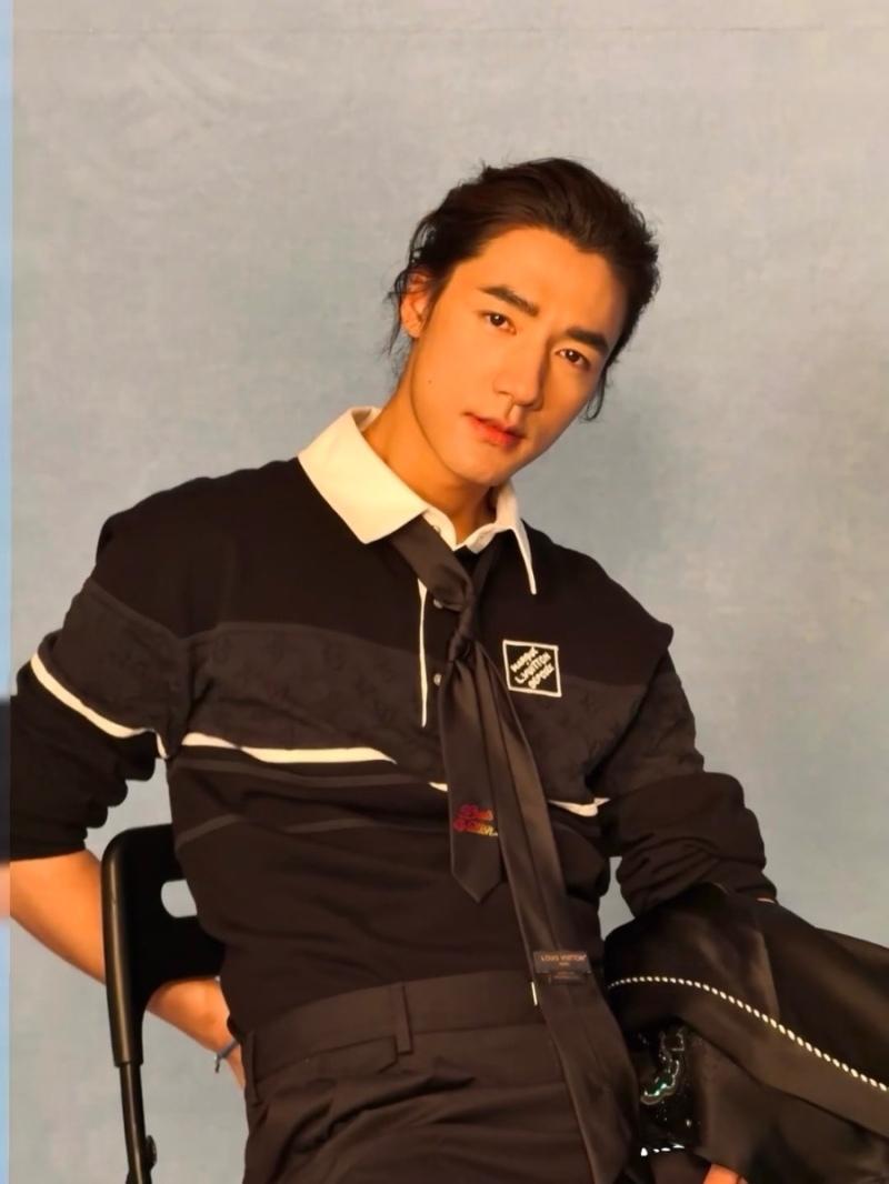 Louis Vuitton Spring-Summer LV 2025 Jacquard Badge Polo Knit – Oversized Unisex Elegance