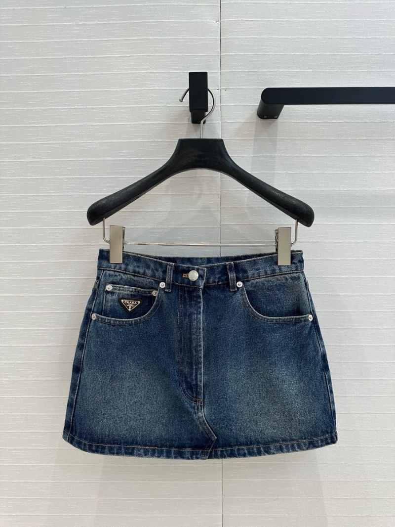 Prada Early Spring 2025 Utility-Style Denim Mini Skirt – High-Fashion Streetwear Essential