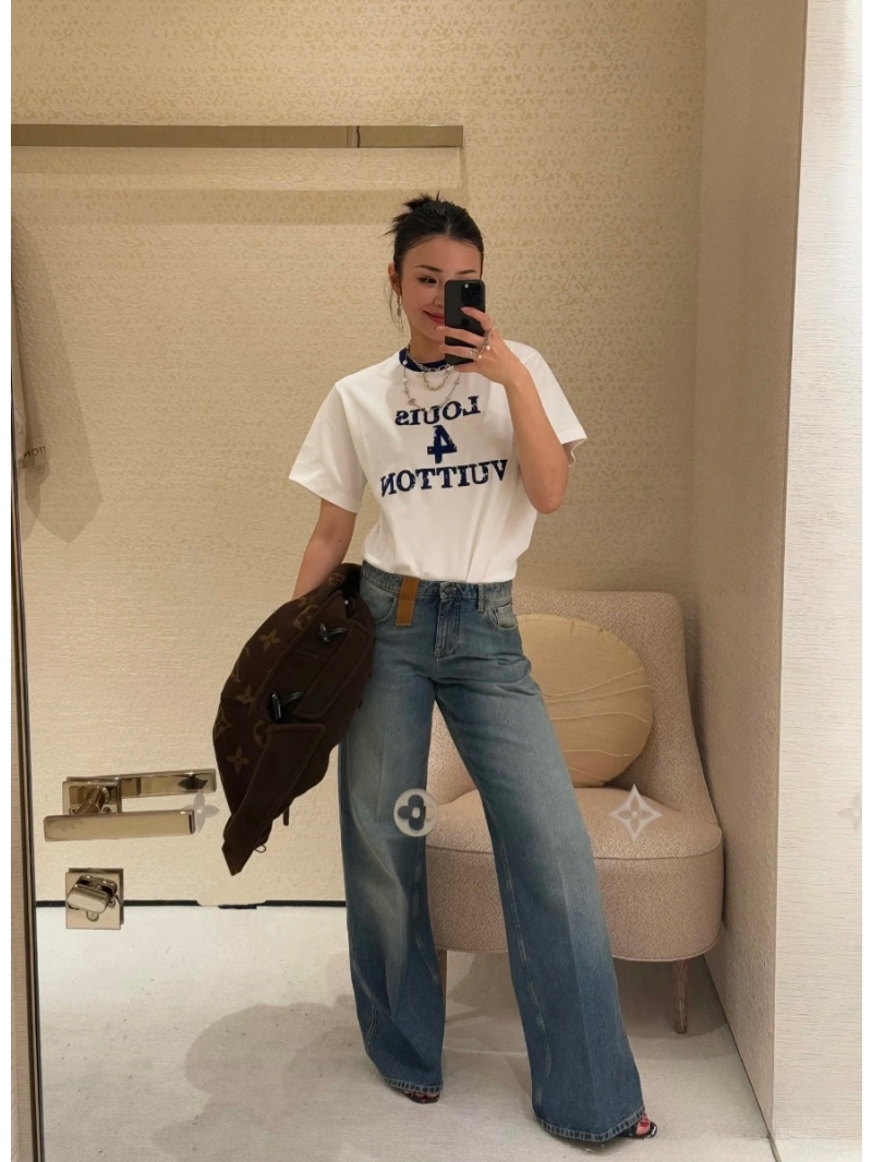 Louis Vuitton LV Blue & White Letter Print T-Shirt - Stylish & Versatile