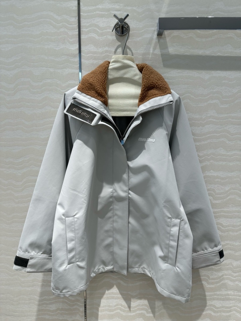 Miu Miu Fashionable Windbreaker with Fleece Collar Grey