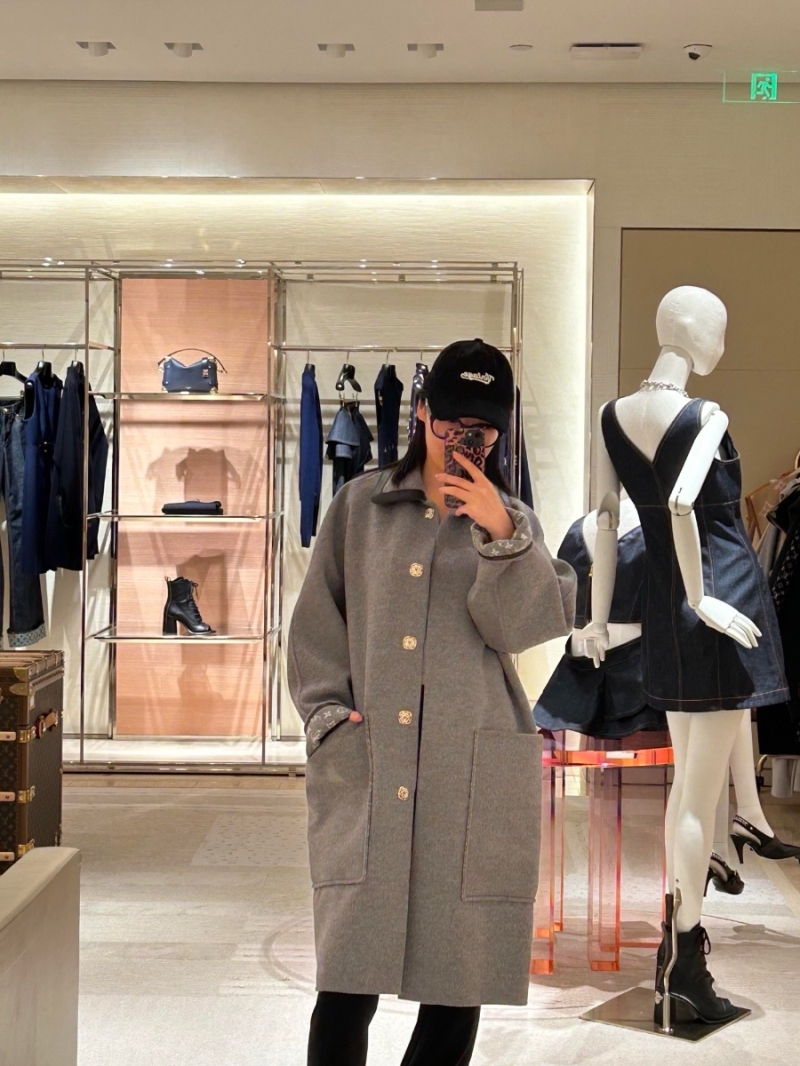 Louis Vuitton Exclusive Wool-Blend Double-Faced Coat with Leather Collar - Light Gray