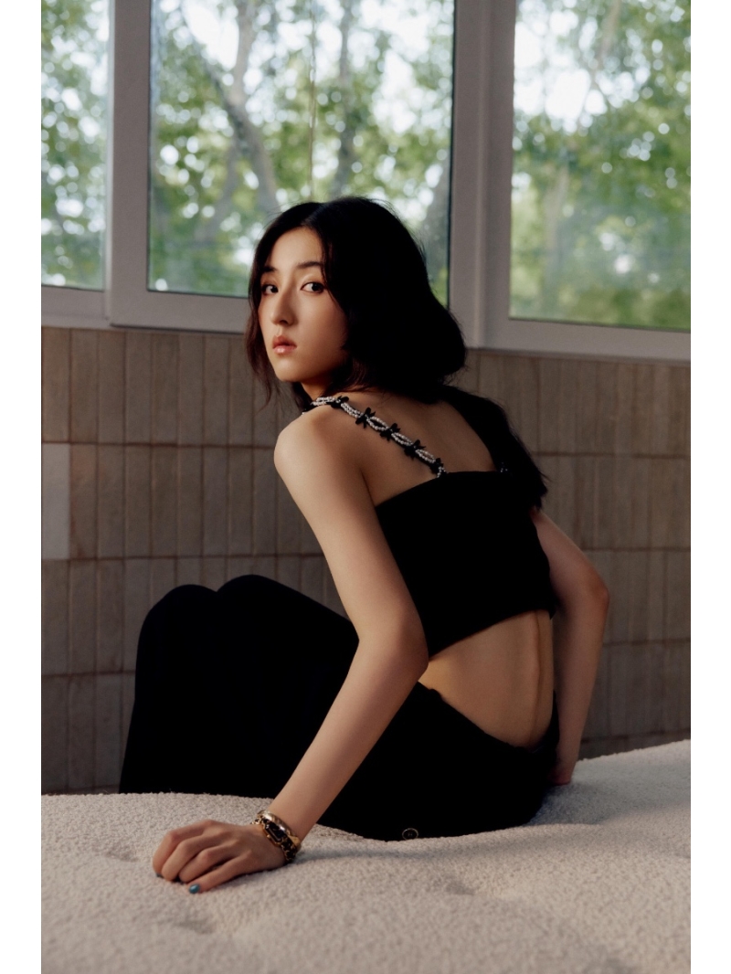 Chanel Early Autumn New Arrival Black Pearl Bow Strap Top - Luxe 100% Wool, Elegant CC Logo, Timeless Sophistication