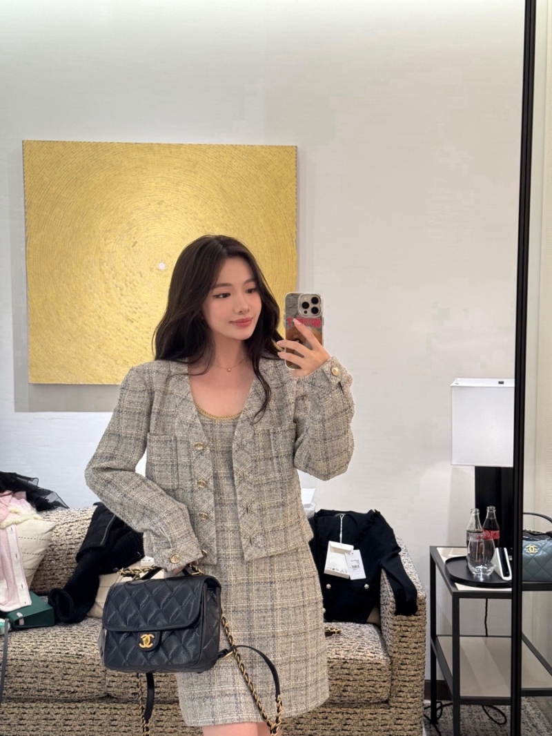 Chanel 25B Exclusive Handcrafted Cropped Blazer Jacket in Gray & White Wool Tweed with Gold Buttons