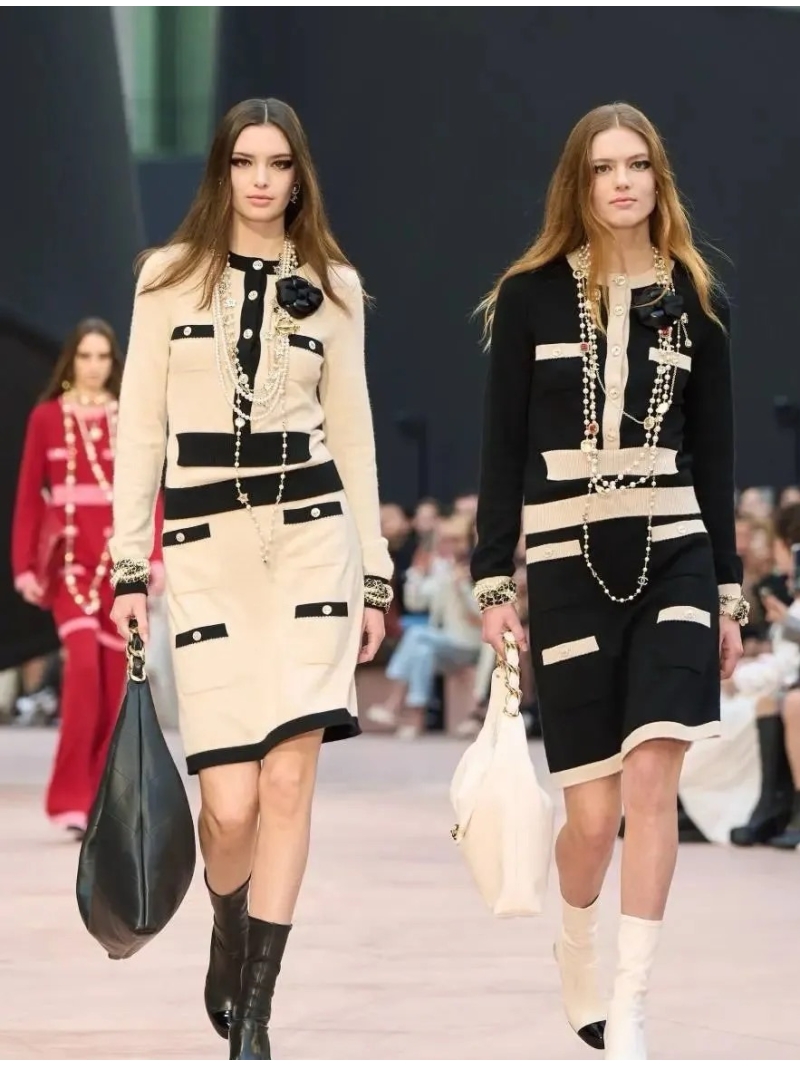 Chanel Early Autumn Cashmere Knit Sweater in Black - Luxe Elegance