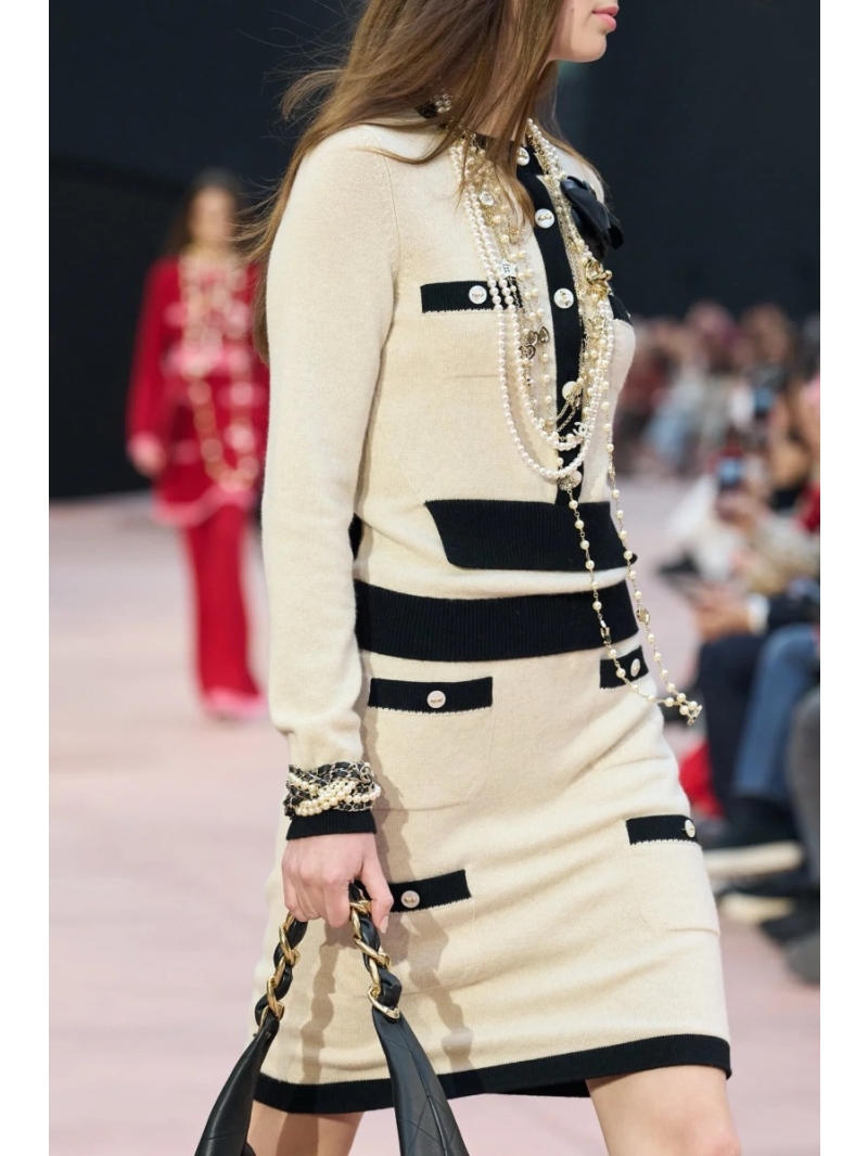 Chanel Early Autumn Cashmere Midi Skirt in Off-White - Luxe Elegance