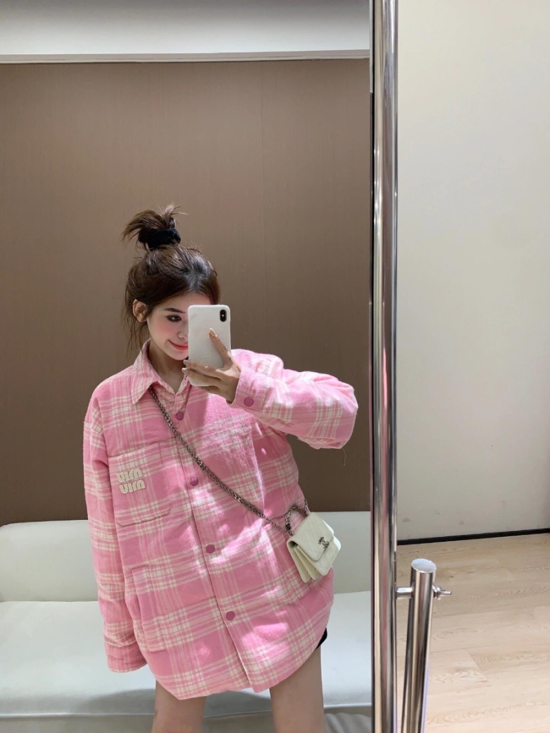 Miu Miu 24 FW Plaid Embroidered Pocket Down Jacket. Pink