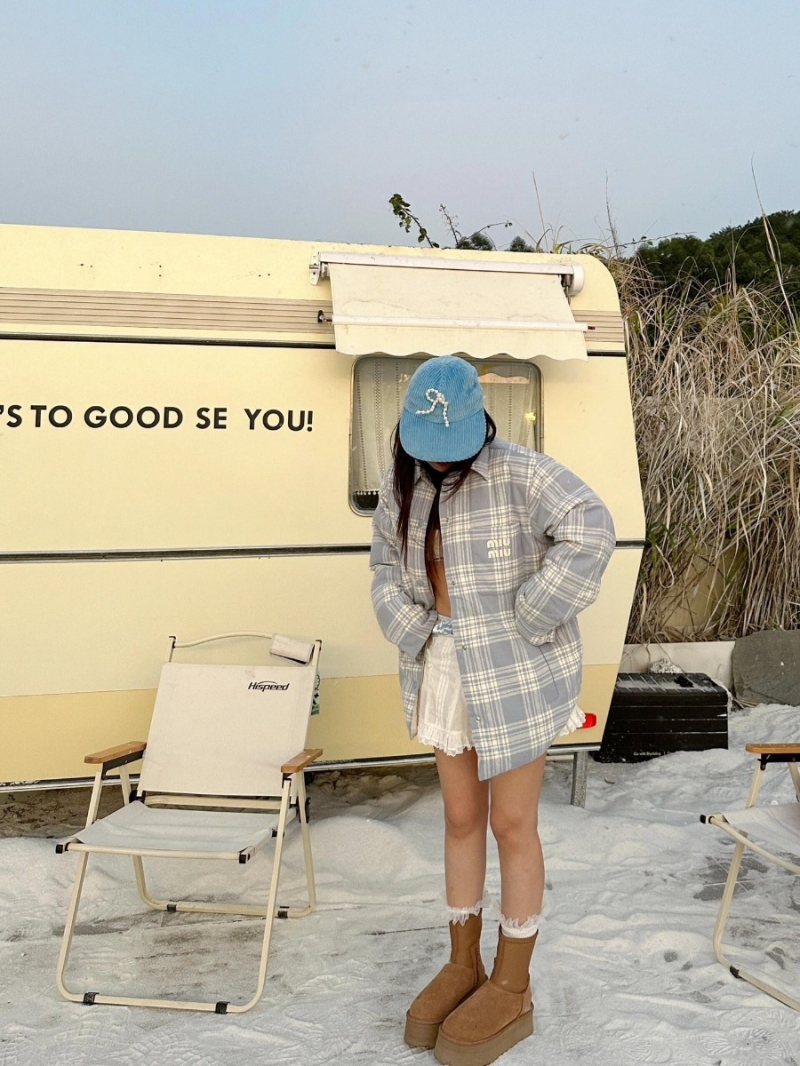 Miu Miu 24 FW Plaid Embroidered Pocket Down Jacket. Blue