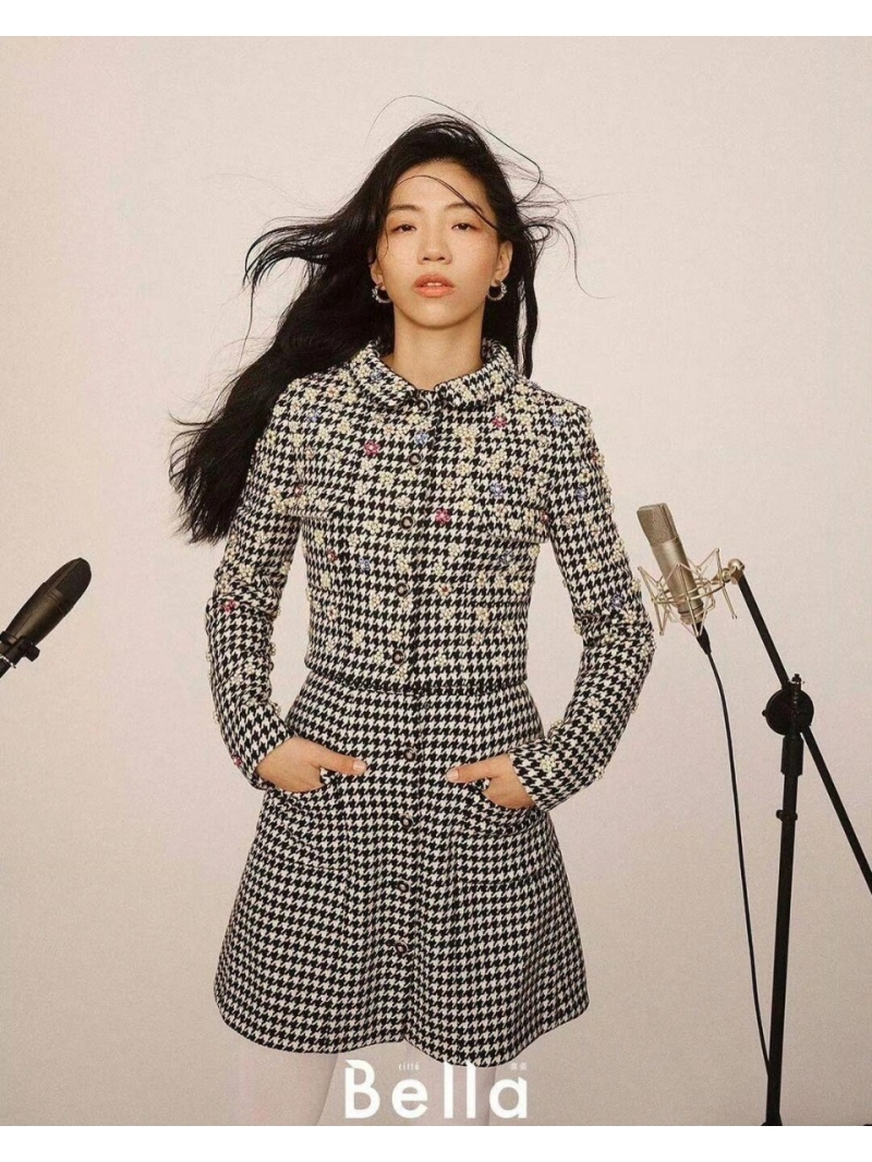 Chanel 24 FW Collection Hand-Beaded Houndstooth Jacket & Skirt Set