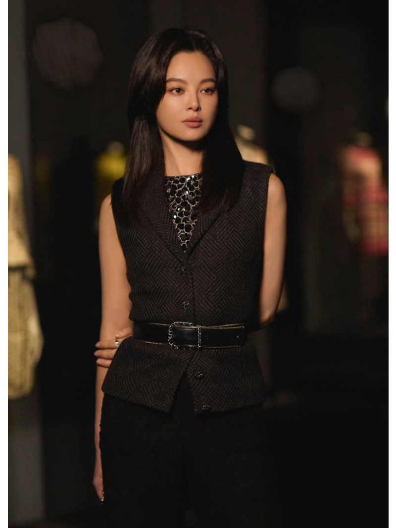 Chanel 24FW Collection Elegant Grey Plaid Vest Woolen Tweed Design