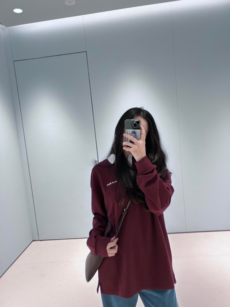 Miu Miu 24FW Contrast Collar Jacquard Logo Long-Sleeve Polo. Burgundy