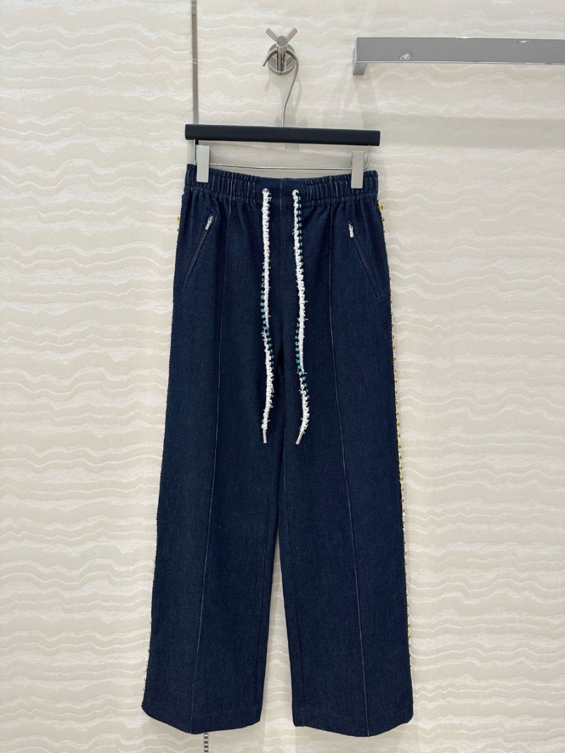 Chanel Handcrafted Crystal Embellished Straight-Leg Jeans – Chic and Sophisticated