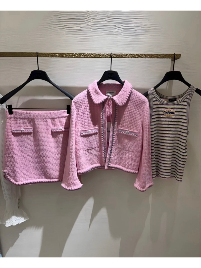 Chanel 25P Coco Girl Pink Tweed Mini Skirt – Elegant and Versatile