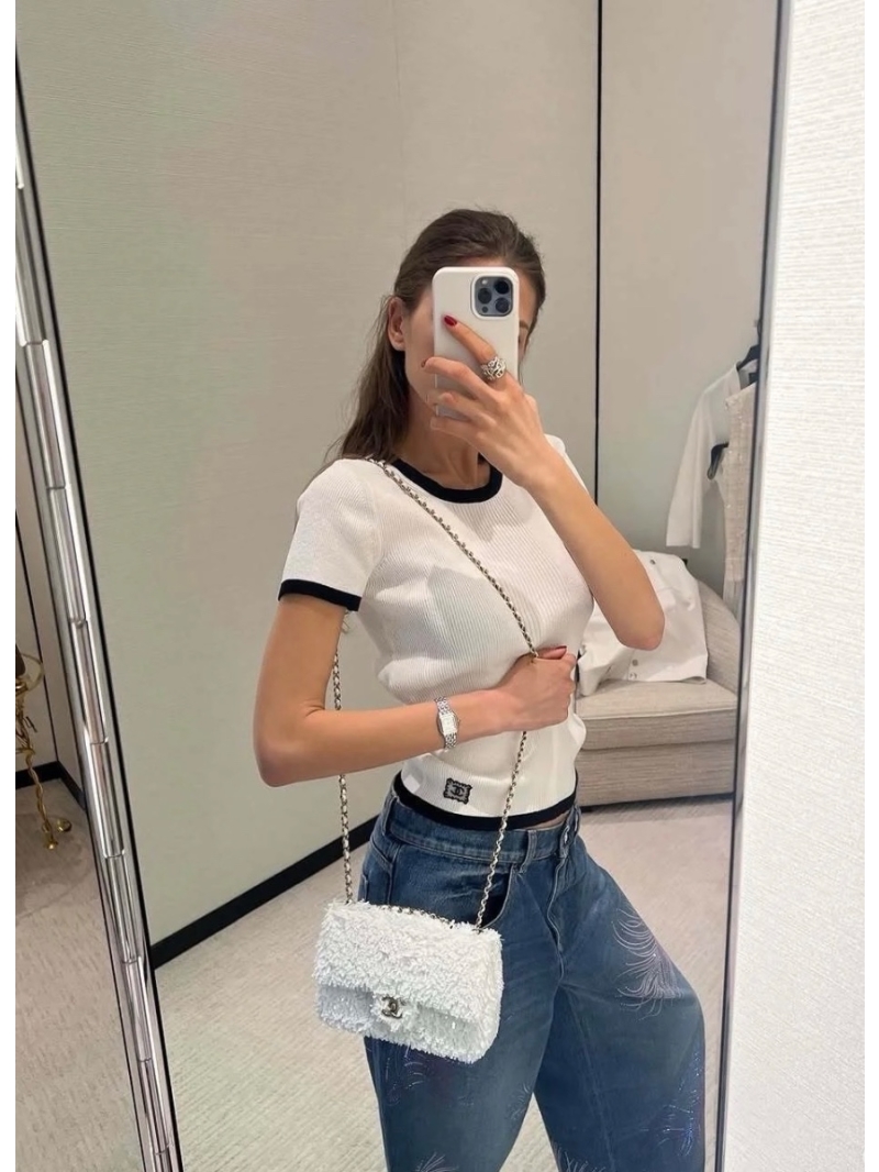 Chanel 25SS Contrast Trim Slim-Fit Knit Top White – Elegant and Versatile