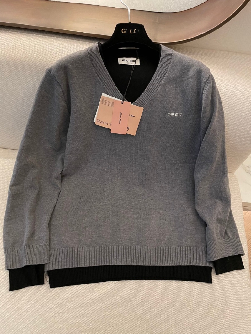 Miu Miu New Wool V-neck Sweater Double-layer Knit. Grey